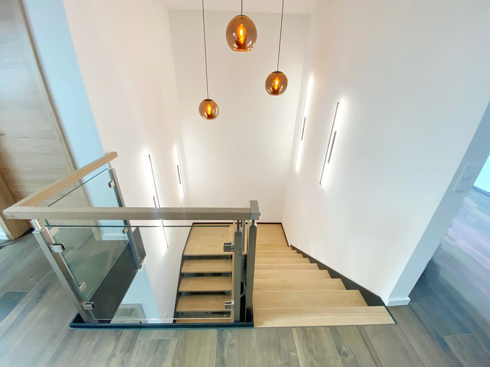 Blick auf eine moderne Treppe.
